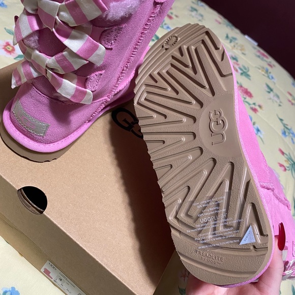 *NEW* Pink Bailey Bow Striped Uggs Size4 - Picture 3 of 7